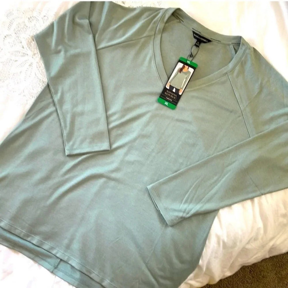 Banana Republic Ladies' Long Sleeve V-Neck Top - Picture 5 of 8